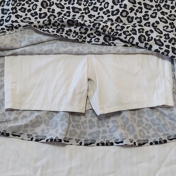 Ladies Swimsuit One Piece With Skirt Black White Pattern Large (12-14) - Picture 4 of 9